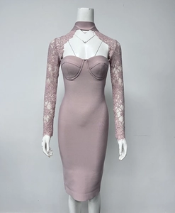 Détail d'une robe moulante mauve avec manches en dentelle et décolleté licou choker