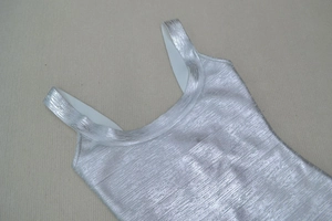 Gros plan du tissu argenté métallisé avec texture brossée sur la robe de soirée