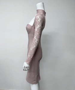 Détail de la manche en dentelle florale et du tissu ajusté d'une robe moulante mauve