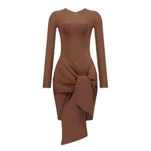 Robe moulante élégante marron foncé à manches longues avec plis et nœud à la taille