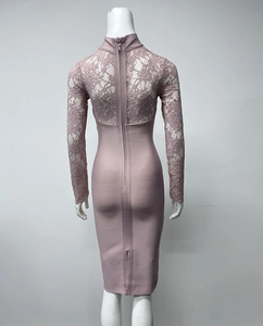 Détails au dos de la robe bandage mauve avec manches en dentelle florale et fermeture éclair