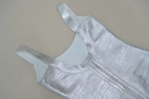 Détail de la robe bandage argentée montrant le revêtement texturé et l'encolure à couches