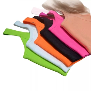 Sexy 2-teiliges Damen-Set aus Rippstrick mit Crop Top und Rock in sechs kräftigen Farben