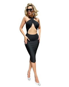 Détail d'une élégante robe midi noire dos nu avec une découpe sexy à la taille raffinée