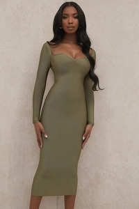 Détail de robe bandage vert olive montrant la taille haute et le tissu texturé galbant