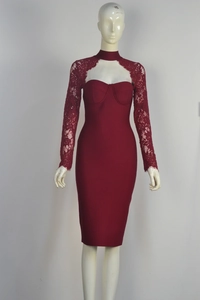 Détail des manches en dentelle bordeaux et de l'encolure dos nu sur la robe moulante