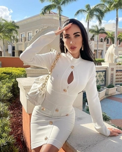 Vue détaillée de robe blanche en tricot côtelé avec boutons dorés et découpe goutte