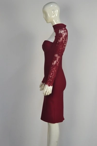 Détail d'une robe rouge vin avec manches en dentelle florale et finitions en cils