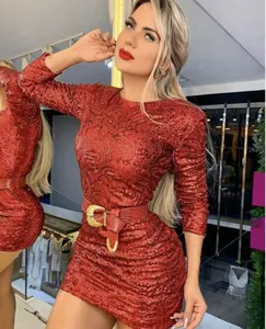 Détail de mini robe à paillettes rouges avec texture ondulée et ceinture à boucle dorée