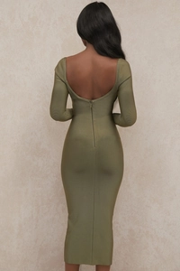Détail d'une robe bandage vert olive avec dos nu et fermeture éclair invisible