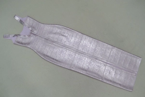 Détail à plat d'une robe bandage lavande avec finition métallique et coupe moulante