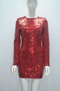 Détail de la mini robe rouge à paillettes avec motifs paisley et manches longues