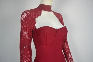 Détail des manches en dentelle et du col licou sur cette robe moulante de couleur bordeaux