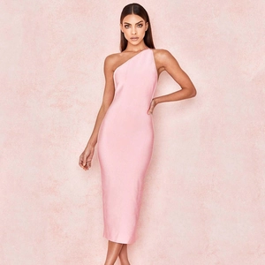 Dettaglio dell'abito fasciante monospalla rosa chiaro in tessuto elastico di alta qualità