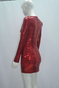 Vue détaillée de la mini-robe à paillettes rouge foncé avec broderie à motif tourbillon