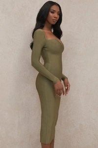 Vue latérale d'une robe midi olive à manches longues avec décolleté en cœur et coupe slim