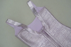 Détail de la robe lilas à texture métallique, larges bretelles et fermeture à glissière
