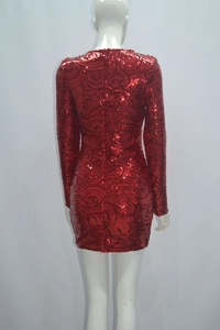 Détail du dos de la mini robe rouge à paillettes avec une fermeture éclair invisible