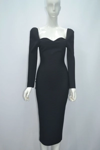 Détail de la robe moulante noire élégante avec décolleté en cœur et épaulettes de style