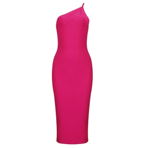 Dettaglio dell'abito aderente monospalla rosso rosa con elegante design attillato