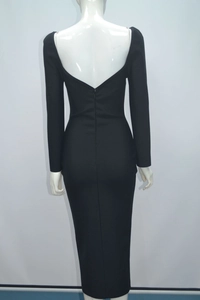 Détail du dos d'une robe bandage noire à manches longues avec un décolleté en V profond au dos