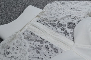 Gros plan d'une robe en dentelle blanche avec fermeture éclair invisible et crochet fin