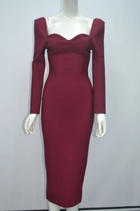 Détail de la robe midi bordeaux à manches longues avec col en cœur et épaules structurées