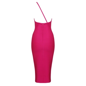 Dettaglio dell'abito bodycon rosa fucsia con monospalla e cerniera nascosta sulla schiena