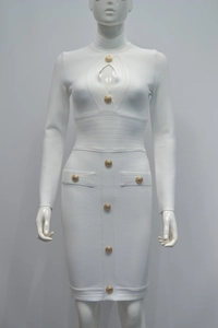 Detail des weißen Strickkleides mit goldenen Reliefknöpfen und Cut-Out am Dekolleté