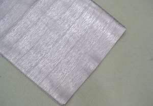 Détail d'un tissu métallique violet clair avec texture brossée argentée pour robes
