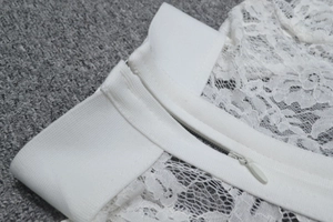 Détail en gros plan de la dentelle blanche avec ceinture lisse et fermeture éclair