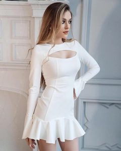 Robe courte blanche chic avec découpe goutte d'eau et ourlet à volants élégants