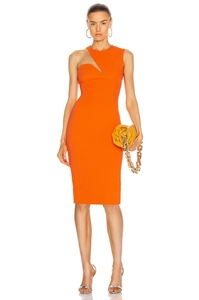Détail de la robe midi orange sans manches avec encolure asymétrique et coupe ajustée
