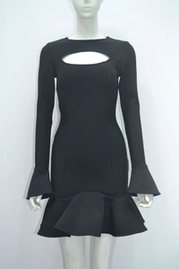 Détails du décolleté découpé et des poignets évasés sur cette robe noire moulante