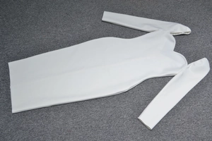 Robe moulante blanche à manches longues avec décolleté en cœur et tissu à fines côtes