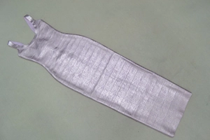 Détail d'une robe bandage argent-violet à l'aspect métallique et coupe sans manches