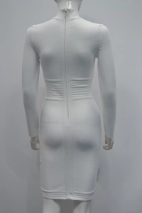 Detail des hochwertigen Rückenreißverschlusses und Bandage-Stoffes am weißen Minikleid