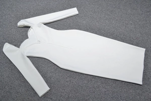 Robe bandage blanche à manches longues avec décolleté carré minimaliste posée à plat