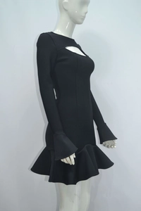Détail d'une robe de cocktail à manches longues avec découpe et ourlet sirène à volants