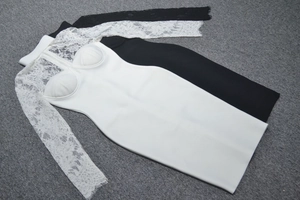 Détails des manches en dentelle élégantes et du col licou sur ces robes de soirée ajustées