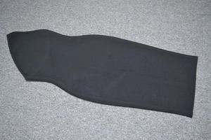 Dettaglio in piano dell'abito a fascia nero aderente che mostra la maglia elastica e slim