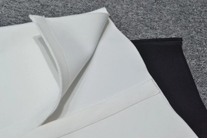 Gros plan sur le tissu épais élastique de la robe en dentelle et détails de couture