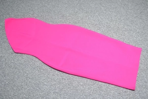 Texture dettagliata della gonna longuette aderente rosa shocking in maglia elastica