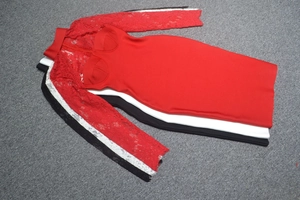 Robe moulante à manches en dentelle pour femmes en rouge, blanc et noir à plat