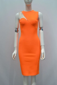 Détail de la robe moulante orange fluo montrant le tissu texturé et le col en V