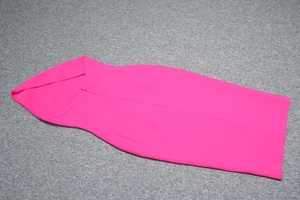 Dettaglio dell'abito fasciante fucsia che mostra il tessuto di qualità e la zip invisibile