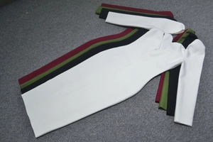 Détail de l'encolure ondulée de quatre robes bandage ajustées de couleurs unies différentes