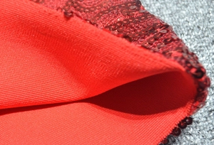 Gros plan sur la texture de paillettes rouges avec doublure pour robe de cocktail