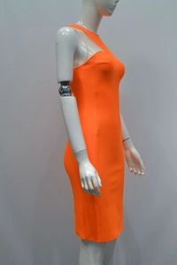 Vue latérale de la robe moulante orange vif montrant le tissu bandage texturé