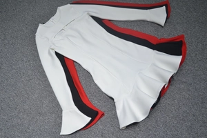 Robe courte à manches longues évidée avec volants et design de blocs de couleur